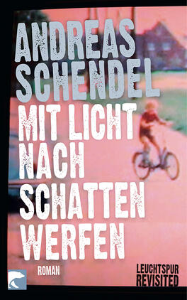 Das Buchcover zeigt einen verschwommenen Hintergrund in warmen, rötlichen und blauen Tönen, der eine nostalgische Atmosphäre vermittelt. Im Vordergrund fährt ein Kind auf einem Fahrrad. Der Titel „MIT LICHT NACH SCHATTEN WERFEN“ ist in großen, weißen Buchstaben mittig platziert, während der Autor „ANDREAS SCHENDEL“ oberhalb des Titels in ähnlicher Schriftart steht. Am unteren Rand befindet sich die Bezeichnung „Roman“ in kleinerem, grau gehaltenem Text.