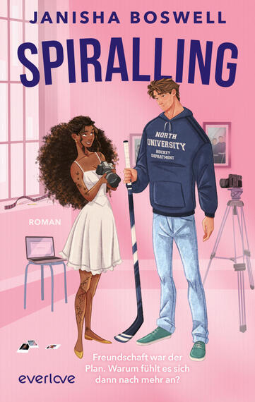Das Buchcover zeigt vor einem rosafarbenen Hintergrund zwei junge Personen in einem hellen Raum mit Fenstern: links eine dunkelhäutige Frau mit vollem, lockigem Haar im weißen, knielangen Kleid, die eine Kamera hält; rechts ein hellhäutiger Mann in blauem Kapuzenpullover „North University“ und Jeans, der einen Eishockeyschläger stützt. Titel „SPIRALLING“ oben in großen lila Buchstaben, Autor „Janisha Boswell“ oben, unten Kleingedrucktes „Freundschaft war der Plan…“.