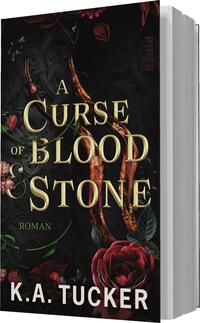 Das Buchcover zeigt einen dunklen Hintergrund, auf dem sich blutrote Rosen und goldene, verzweigte Elemente harmonisch anordnen. Der Titel „A Curse of Blood & Stone“ ist in großen, eleganten goldenen Buchstaben gestaltet, während der Schriftzug „Roman“ stolz in kleinerer Schrift darunter erscheint. Der Autorname „K.A. Tucker“ steht am unteren Rand in einer ebenfalls goldenen, gut lesbaren Schrift. Die Atmosphäre des Covers wirkt mystisch und geheimnisvoll.
