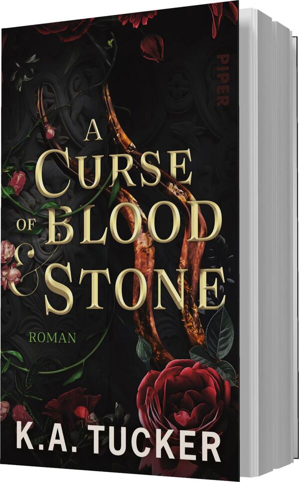Das Buchcover zeigt einen dunklen Hintergrund, auf dem sich blutrote Rosen und goldene, verzweigte Elemente harmonisch anordnen. Der Titel „A Curse of Blood & Stone“ ist in großen, eleganten goldenen Buchstaben gestaltet, während der Schriftzug „Roman“ stolz in kleinerer Schrift darunter erscheint. Der Autorname „K.A. Tucker“ steht am unteren Rand in einer ebenfalls goldenen, gut lesbaren Schrift. Die Atmosphäre des Covers wirkt mystisch und geheimnisvoll.