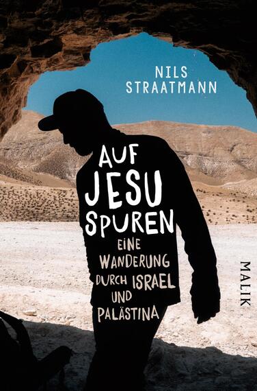 Das Buchcover zeigt eine silhouettehafte Figur in schwarzen Farbton, die vor einer weitläufigen, sandigen Landschaft steht. Im Hintergrund sind sanfte Hügel unter einem klaren blauen Himmel sichtbar. Der Titel „AUF JESU SPUREN“ ist in großen, weißen Buchstaben platziert, darunter steht in kleinerer Schrift „Eine Wanderung durch Israel und Palästina“. Der Autorname, Nils Straatmann, befindet sich oben links. Die Gestaltung vermittelt eine abenteuerliche und nachdenkliche Atmosphäre.