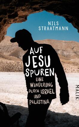 Das Buchcover zeigt eine silhouettehafte Figur in schwarzen Farbton, die vor einer weitläufigen, sandigen Landschaft steht. Im Hintergrund sind sanfte Hügel unter einem klaren blauen Himmel sichtbar. Der Titel „AUF JESU SPUREN“ ist in großen, weißen Buchstaben platziert, darunter steht in kleinerer Schrift „Eine Wanderung durch Israel und Palästina“. Der Autorname, Nils Straatmann, befindet sich oben links. Die Gestaltung vermittelt eine abenteuerliche und nachdenkliche Atmosphäre.
