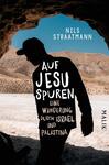 Das Buchcover zeigt eine silhouettehafte Figur in schwarzen Farbton, die vor einer weitläufigen, sandigen Landschaft steht. Im Hintergrund sind sanfte Hügel unter einem klaren blauen Himmel sichtbar. Der Titel „AUF JESU SPUREN“ ist in großen, weißen Buchstaben platziert, darunter steht in kleinerer Schrift „Eine Wanderung durch Israel und Palästina“. Der Autorname, Nils Straatmann, befindet sich oben links. Die Gestaltung vermittelt eine abenteuerliche und nachdenkliche Atmosphäre.