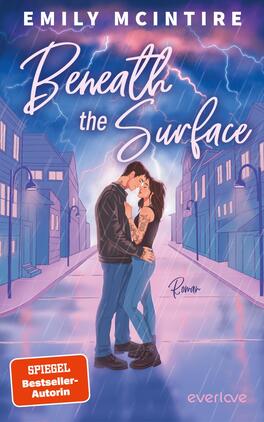 Das Buchcover zeigt ein romantisches Paar, das sich in einem urbanen Umfeld umarmt und küsst. Die Frau hat lange, dunkle Haare und einen tätowierten Arm, während der Mann einen Bart trägt. Der Hintergrund besteht aus stilisierten Straßen mit Häusern, die im Dämmerlicht beleuchtet sind. Die Farbpalette umfasst überwiegend blaue und lila Töne, was eine melancholische Atmosphäre erzeugt. Der Titel „Beneath the Surface“ ist in einer geschwungenen, hellen Schrift zentral platziert, während der Name der Autorin „Emily McIntire“ darüber steht. Ein rotes Label am unteren Bildrand trägt den Text „SPIEGEL Bestseller-Autorin“.