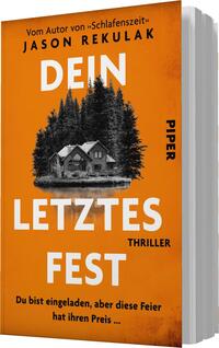 Das Buchcover zeigt eine dramatische, orangefarbene Hintergrundfarbe, die sofort ins Auge fällt. In der Mitte befindet sich ein stilisiertes, einsam gelegenes Haus, umgeben von dunklen Tannenbäumen. Der Titel „DEIN LETZTES FEST“ ist in großer, weißer Schrift platziert, während der Zusatz „THRILLER“ ebenfalls hervorsticht. Oben steht „Vom Autor von „Schlafenszeit““, gefolgt von dem Namen „JASON REKULAK“. Am unteren Rand ist der Verlag „PIPER“ zu sehen. Der Text vermittelt eine düstere und spannende Atmosphäre.