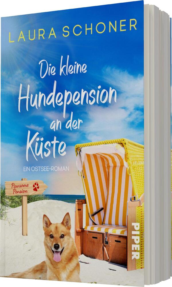 Das Buchcover zeigt einen entspannten Strand mit einem blauen Himmel, der leicht bewölkt ist. Im Vordergrund sitzt ein brauner Hund mit hellen Akzenten auf dem Sand. Auf der linken Seite steht ein typischer Strandkorb in Gelb und Weiß. Der Titel „Die kleine Hundepension an der Küste“ ist in geschwungener, weißer Schrift gehalten und hebt sich vom Hintergrund ab. Darunter steht „Ein Ostsee-Roman“ in schlichterer Schrift. Der Name der Autorin, „Laura Schoner“, ist oben in gelber Schrift platziert.