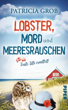 Das Buchcover zeigt eine idyllische Küstenlandschaft mit feinem Sandstrand und ruhiger See unter einem blauen Himmel. Zentral stehen die bunten Schriftzüge „LOBSTER, MORD und MEERESRAUSCHEN“ in roten und blauen Farben, die eine fröhliche Atmosphäre vermitteln. Darunter steht in kleinerer Schrift „Tante Tilli ermittelt“. Im Vordergrund sitzt eine neugierige Eule, die die Blicke auf sich zieht. Im Hintergrund ist ein rotes Ferienhaus mit blauen Akzenten sichtbar, was das maritime Flair unterstreicht.