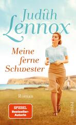 Meine ferne Schwester Das Buchcover zeigt eine junge Frau mit blonden Haaren in einem hellblauen Oberteil und einem beigen Rock, die lächelnd auf einem Küstenweg geht. Im Hintergrund ist eine malerische Landschaft mit Meer und Hügeln zu sehen. Der Titel „Meine ferne Schwester“ ist in eleganter Schriftfarbe gestaltet, während der Autorennamen „Judith Lennox“ hervorgehoben ist. Unten links befindet sich ein rotes Feld mit dem Hinweis „SPIEGEL Bestseller-Autorin“.