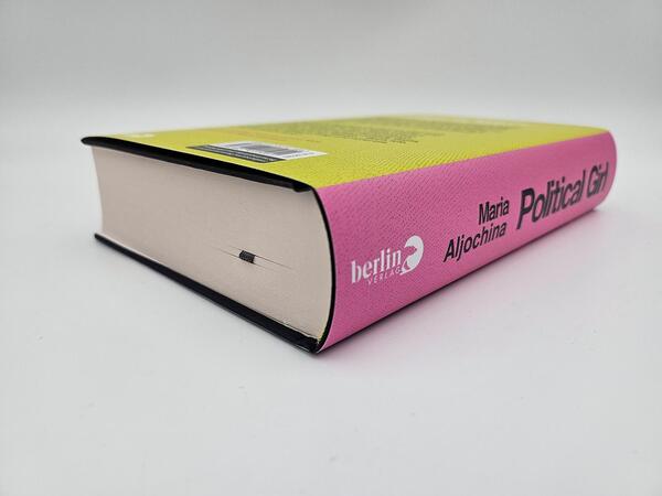 Außenansicht des Buches „Political Girl“