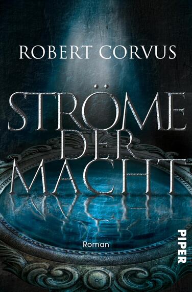 Das Buchcover zeigt einen dunkelblauen Hintergrund mit einem mystischen, leuchtenden Wasserspiegel im Zentrum. Darauf steht der Titel „Ströme der Macht“ in großem, silbernem Schriftzug, der teilweise glänzt. Der Autorname „Robert Corvus“ befindet sich oben in einer klaren, weißen Schrift. In der unteren rechten Ecke ist das Wort „Roman“ in kleineren Buchstaben abgedruckt. Die Gestaltung vermittelt eine geheimnisvolle und kraftvolle Atmosphäre.