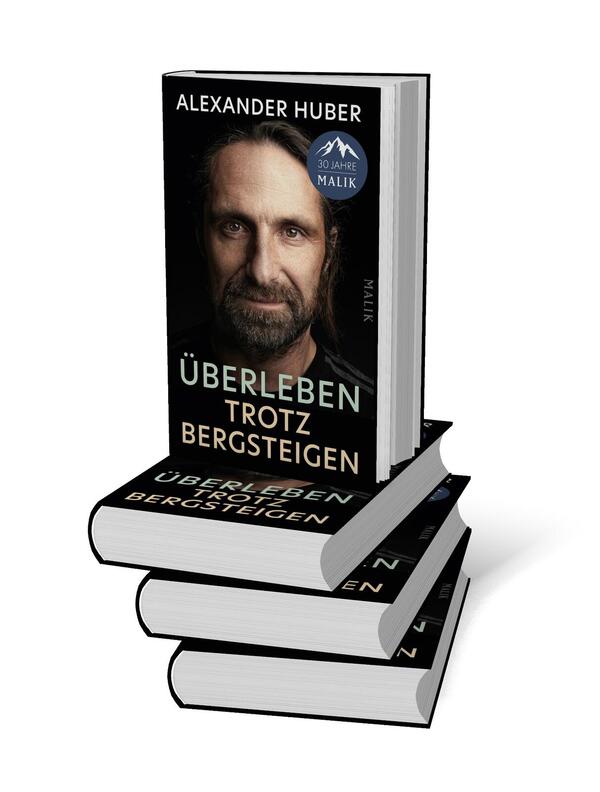 Bücherstapel des Buches „Überleben trotz Bergsteigen“
