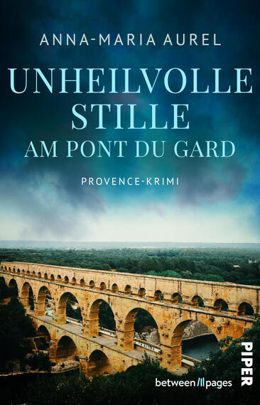 Das Buchcover zeigt die sandfarbene römische Aquäduktbrücke Pont du Gard in leichter Perspektive über bewaldete Hügellandschaft, darüber ein dramatischer, dunkelblauer bis petrolfarbener Himmel. Der Titel „UNHEILVOLLE STILLE AM PONT DU GARD“ erscheint in großen hellblauen Serif-Großbuchstaben, klein darüber die Autorin „ANNA‑MARIA AUREL“. Als Unterzeile steht „Provence‑Krimi“, Stimmung: bedrohlich, spannungsgeladen mit warmem Sandsteinton.