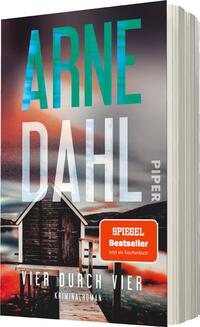 Das Buchcover zeigt einen dramatischen Himmel in Blau- und Rottönen, der über einer stilisierten Landschaft leuchtet. Im Vordergrund ist ein kleiner, hölzerner Steg zu sehen, der zu einer schwimmenden Hütte führt. Der Titel „ARNE DAHL“ ist groß und in leuchtendem Grün und Weiß gestaltet, während der Untertitel „VIER DURCH VIER“ in hellen Buchstaben hervorsticht. Oben rechts befindet sich ein oranger Aufkleber mit dem Text „SPIEGEL Bestseller“. Das Verlagssignet „Piper“ erscheint dezent an der Seite.