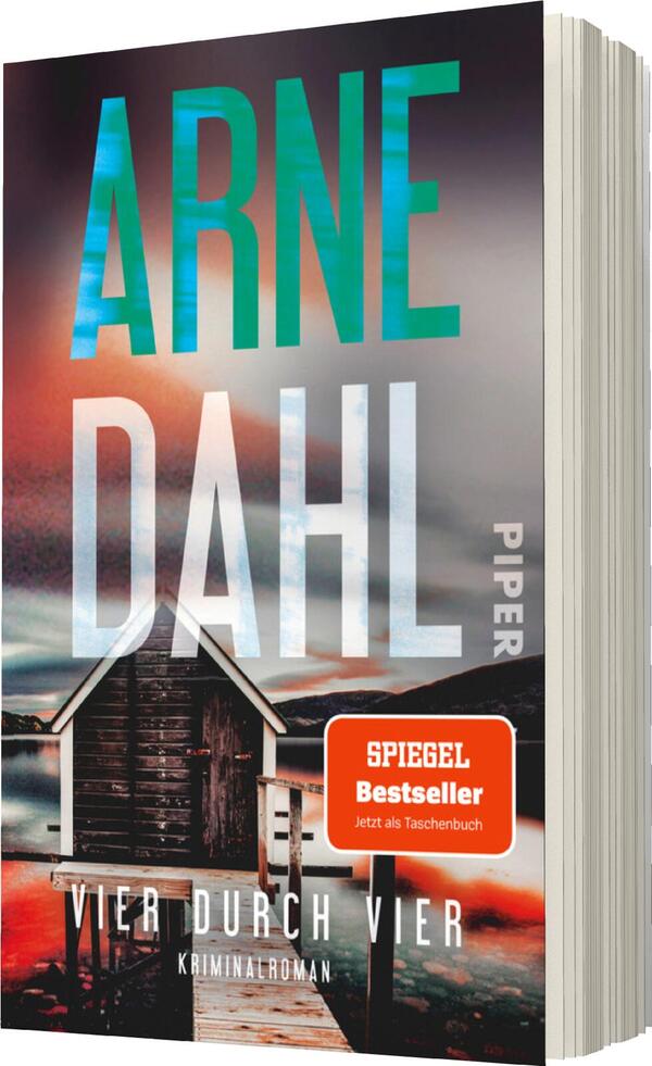 Das Buchcover zeigt einen dramatischen Himmel in Blau- und Rottönen, der über einer stilisierten Landschaft leuchtet. Im Vordergrund ist ein kleiner, hölzerner Steg zu sehen, der zu einer schwimmenden Hütte führt. Der Titel „ARNE DAHL“ ist groß und in leuchtendem Grün und Weiß gestaltet, während der Untertitel „VIER DURCH VIER“ in hellen Buchstaben hervorsticht. Oben rechts befindet sich ein oranger Aufkleber mit dem Text „SPIEGEL Bestseller“. Das Verlagssignet „Piper“ erscheint dezent an der Seite.