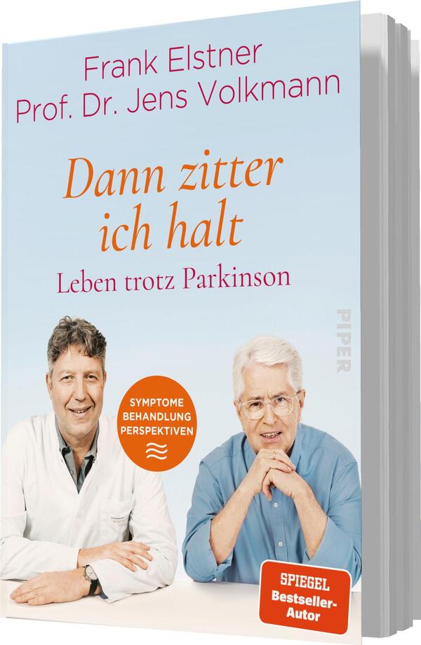 Das Buchcover zeigt zwei lächelnde Männer, die nebeneinander stehen. Links ist Frank Elstner, mit dunklen Haaren und einem weißen Hemd, rechts Prof. Dr. Jens Volkmann, mit grauen Haaren und Brille, in einem hellblauen Hemd. Der Hintergrund ist sanft himmelblau. Der Titel „Dann zitter ich halt“ ist groß und in orangefarbener Schrift hervorgehoben, darunter steht „Leben trotz Parkinson“ in kleinerer roter Schrift. Ein runder Button in der Mitte enthält den Text „Symptome Behandlung Perspektiven“.