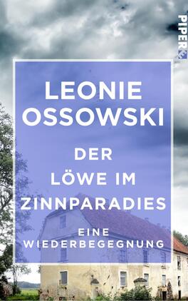 Das Buchcover zeigt einen düsteren Himmel in Grautönen, der eine melancholische Stimmung vermittelt. Im Vordergrund ist ein heller, alter Hausbau zu sehen, umgeben von Bäumen und Wiesen. Der Titel „DER LÖWE IM ZINNPARADIES“ ist in großen weißen Buchstaben zentriert und hebt sich von dem lila Hintergrund ab. Darunter steht „EINE WIEDERBEGEGNUNG“ in kleinerer, ebenfalls weißer Schrift. Der Name der Autorin, „LEONIE OSSOWSKI“, steht am oberen Rand des Covers.