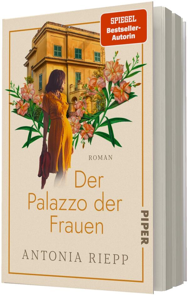 Das Buchcover zeigt eine junge Frau im gelben Kleid, die vor einem ockerfarbenen Palazzo steht, umgeben von orange-rosa Blüten und grünen Blättern auf cremefarbenem Grund. Der Titel „Der Palazzo der Frauen“ erscheint groß in warm ockerfarbener, serifenbetonter Schrift, der Autorenname „Antonia Riepp“ steht unten in Großbuchstaben. Oben rechts ein orangerfarbener Button mit der Aufschrift „SPIEGEL Bestseller-Autorin“. Die Stimmung wirkt sonnig und nostalgisch.