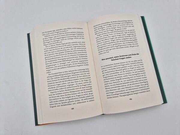 Außenansicht des Buches „Fragen“