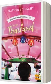 Das Buchcover zeigt eine lebendige, pinkfarbene Hintergrundgestaltung, die das Gefühl von Thailand einfängt. In der oberen Hälfte steht der Titel „Gebrauchsanweisung für Thailand“ in einer lockeren, handschriftlichen Schriftart, farblich in Gelb und Weiß, umgeben von einem weißen Banner. Darunter sieht man eine Person, die in einem Tuk-Tuk sitzt, mit Blick aus dem Fenster auf eine belebte Straße. Die Komposition vermittelt eine einladende, fröhliche Atmosphäre. Der Name des Autors Martin Schacht ist in klarer, eleganter Schrift oben auf dem Cover platziert.