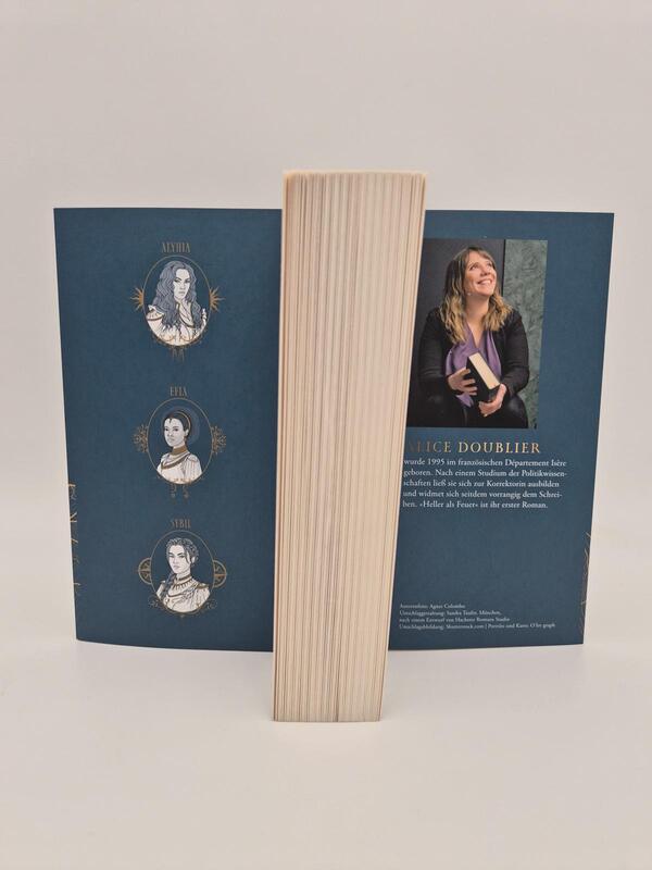 Außenansicht des Buches „Heller als Feuer“