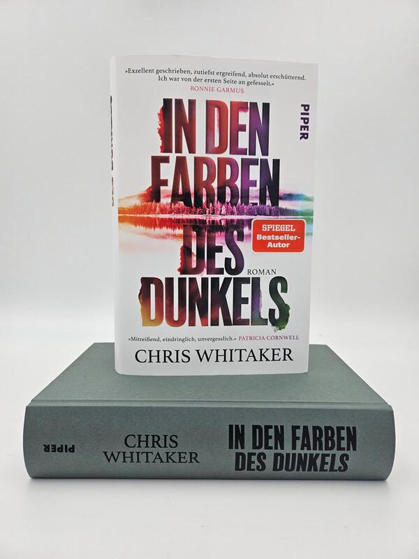 Innenansicht des Buches „In den Farben des Dunkels“