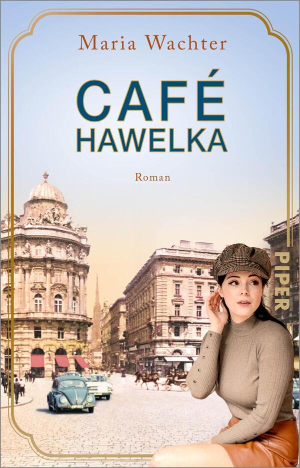 Das Buchcover zeigt eine historische Stadtszene mit großen, eleganten Gebäuden im Hintergrund, die in sanften Pastelltönen gehalten sind. Im Vordergrund sitzt eine stilvoll gekleidete Frau mit einem dunklen Hut und einem neutralen Pullover, die die Betrachterin direkt anspricht. Der Titel „CAFÉ HAWELKA“ ist in großen, auffälligen Buchstaben oben platziert, während der Untertitel „Roman“ kleiner geschrieben ist. Der Verlag „PIPER“ ist in der unteren rechten Ecke dezent integriert.