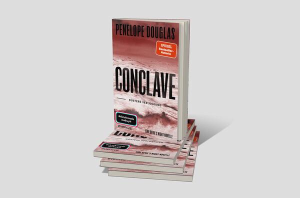 Bücherstapel des Buches „Conclave – Düstere Verlockung“