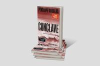 Bücherstapel des Buches „Conclave – Düstere Verlockung“