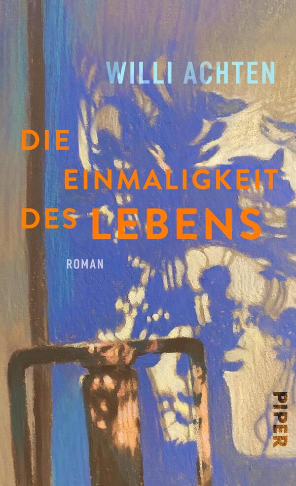 Das Buchcover zeigt eine dynamische, abstrakte Farbgestaltung in Blau- und Erdtönen. Der Titel „Die Einmaligkeit des Lebens“ ist in auffälligem Orange hervorgehoben, während der Autor „Willi Achten“ in einem sanften Hellblau darüber steht. Eine stilisierte, dunkle Silhouette im Hintergrund vermittelt eine nachdenkliche Atmosphäre. Am unteren Rand ist das Wort „Roman“ dezent platziert, während das Verlagslogo „PIPER“ in der rechten unteren Ecke erscheint.