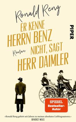 Er kenne Herrn Benz nicht, sagt Herr Daimler Das Buchcover zeigt eine schwarz-weiße Darstellung von zwei Männern aus der Gründerzeit, die neben einem historischen Fahrzeug stehen. Der Titel „Er kenne Herrn Benz nicht, sagt Herr Daimler“ ist in großen, gelben Buchstaben gestaltet, während der Autorennamen „Ronald Reng“ darüber in einer eleganten, geschwungenen Schrift steht. In der oberen Ecke prangt das Label „SPIEGEL Bestseller-Autor“. Der Hintergrund ist hell, was die zentrale Bildkomposition betont und eine nostalgische Atmosphäre vermittelt.
