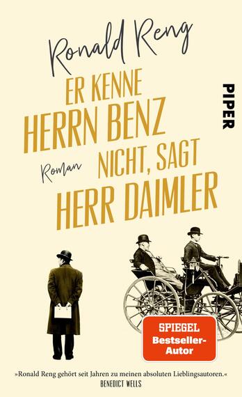 Das Buchcover zeigt eine schwarz-weiße Darstellung von zwei Männern aus der Gründerzeit, die neben einem historischen Fahrzeug stehen. Der Titel „Er kenne Herrn Benz nicht, sagt Herr Daimler“ ist in großen, gelben Buchstaben gestaltet, während der Autorennamen „Ronald Reng“ darüber in einer eleganten, geschwungenen Schrift steht. In der oberen Ecke prangt das Label „SPIEGEL Bestseller-Autor“. Der Hintergrund ist hell, was die zentrale Bildkomposition betont und eine nostalgische Atmosphäre vermittelt.