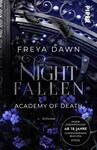Das Buchcover zeigt einen dunklen, mystischen Hintergrund mit filigranen, metallischen Elementen und ornamentalem Design. Im Vordergrund ragen schwarze Federn hervor, ergänzt durch violette Blumen, die eine geheimnisvolle Atmosphäre schaffen. Der Titel „NIGHT FALLEN“ ist in großen, silbernen Buchstaben zentral platziert und wird von dem Namen der Autorin „FREYA DAWN“ überragt. Darunter steht der Zusatz „ACADEMY OF DEATH“.