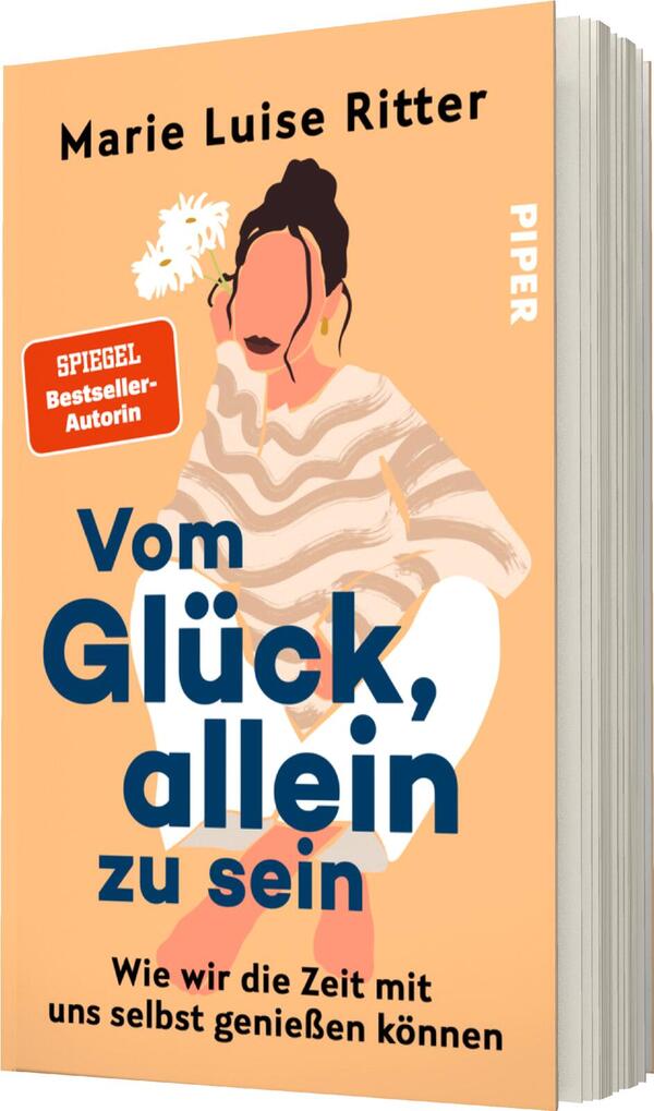 Das Buchcover zeigt eine illustrative Darstellung einer sitzenden Frau mit langen, dunklen Haaren, die entspannt in Richtung Betrachter schaut. Der Hintergrund ist in einem warmen Pfirsichton gehalten. Der Titel „Vom Glück, allein zu sein“ ist groß und in kräftigem Blau geschrieben, während der Untertitel „Wie wir die Zeit mit uns selbst genießen können“ in kleineren Buchstaben unter dem Titel erscheint. Oben links befindet sich ein rotes Etikett mit dem Text „SPIEGEL-Bestseller-Autorin“. Der Autorenname „Marie Luise Ritter“ steht oben auf dem Cover in schwarzer Schrift.