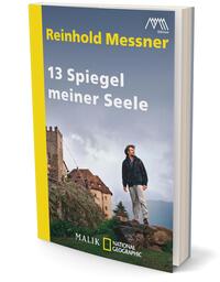 Das Buchcover zeigt eine bergige Landschaft mit einem historischen Gebäude im Hintergrund. Im Vordergrund steht ein Mann in einem schwarzen Pullover und hellen Hosen, der nachdenklich in die Ferne blickt. Die Farbgestaltung kombiniert Grau, Gelb und Blau, wobei der Titel „13 Spiegel meiner Seele“ in großen, weißen Buchstaben auf einem grauen Hintergrund hervorsticht. Der Autorennamen „Reinhold Messner“ ist in auffälligem Gelb platziert. Unten links ist das Logo des Verlags Malik sowie das Symbol von National Geographic zu sehen.