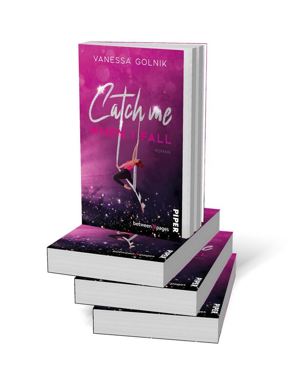Bücherstapel des Buches „Catch me when I fall“
