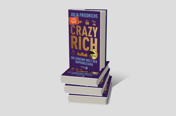 Bücherstapel des Buches „Crazy Rich“