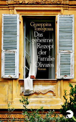 Das Buchcover zeigt ein Fenster mit blauen Fensterläden, das auf eine helle Wand in warmen Gelbtönen gerahmt ist. Hinter dem Fenster hängt ein weißer Vorhang, der sanft in der Luft schwingt. In der oberen linken Ecke steht der Name der Autorin „Giuseppina Torregrossa“ in eleganter Schrift. Darunter ist der Titel „Das geheime Rezept der Familie Olivares“ in klarer, größerer Schrift platziert, gefolgt von dem Zusatz „Roman“. Die Gesamtatmosphäre vermittelt ein Gefühl von Heimat und kulinarischer Tradition.
