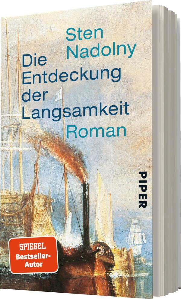 Das Buchcover zeigt eine maritime Szene mit segelnden Schiffen und rauchendem Schornstein im Hintergrund. Die Farbpalette umfasst sanfte Blau- und Erdtöne, die eine nostalgische Atmosphäre vermitteln. In der oberen linken Ecke steht der Name des Autors, „Sten Nadolny“, in klarer, gut lesbarer Schrift. Darunter findet sich der Titel „Die Entdeckung der Langsamkeit“ in ebenfalls gut lesbarer Schrift, gefolgt von der Bezeichnung „Roman“ in kleinerer Schrift. Unten rechts ist das Verlagslogo „PIPER“ zu sehen.