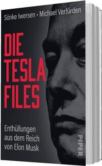 Das Buchcover zeigt links groß den Titel „DIE TESLA FILES“ in roten, kräftigen, schmalen Großbuchstaben, oben die Autorenangabe „Sönke Iwersen · Michael Verfürden“ in kleiner weißer Sans, darunter die Unterzeile „Enthüllungen aus dem Reich von Elon Musk“ in hellgrauer Schrift. Rechts ein großformatiges halbes Gesichtsbild in grau‑schwarzer Rasteroptik. Farbgebung schwarz, dunkelgrau und rot; insgesamt nüchtern, investigativ und bedrohlich.