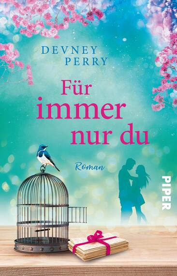 Das Buchcover zeigt einen romantischen, sanften Hintergrund in verschiedenen Türkis- und Blautönen, die in einen verschwommenen Himmel übergehen. Im Vordergrund steht eine offene, silberne Vogelkäfig, auf dem ein blauer Vogel sitzt. Um den Käfig herum sind pinke Kirschblüten angeordnet. Der Titel „Für immer nur du“ erscheint in großer, pinker Schrift, während der Autorenname „Devney Perry“ in kleinerer, heller Schrift darüber steht. Die Atmosphäre vermittelt Zartheit und Romantik.