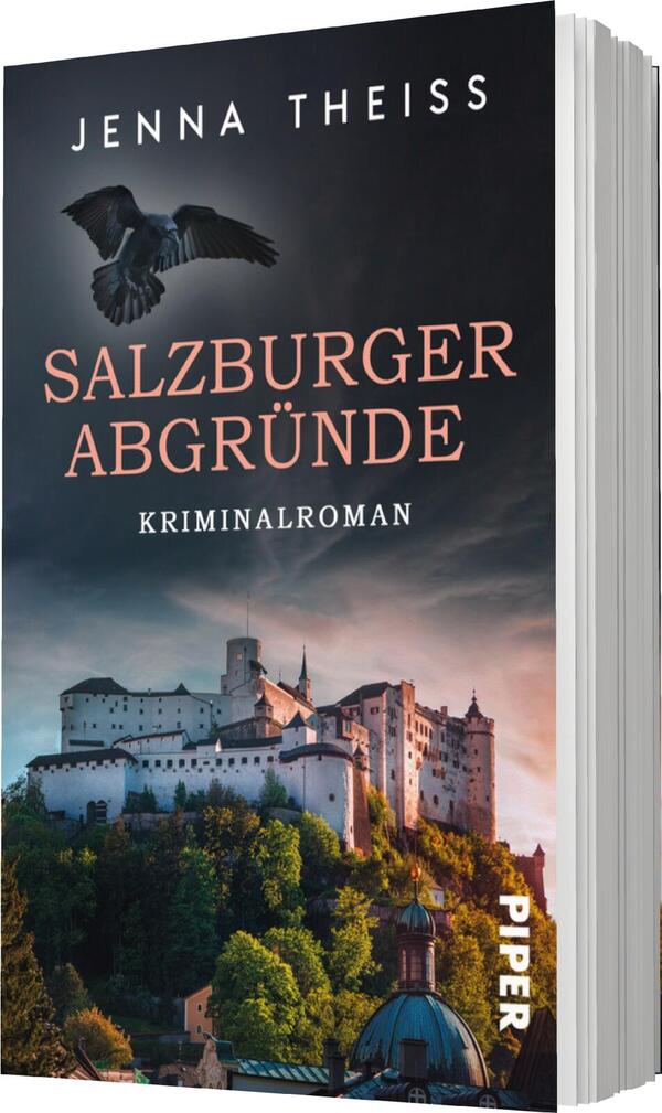 Das Buchcover zeigt eine dramatische Szenerie mit einer historischen, felsigen Burg im Vordergrund, umgeben von einem bewaldeten Hang. Der Himmel ist in warmen, dunklen Tönen gehalten, die eine spannende Atmosphäre schaffen. Ein schwarzer Vogel schwebt über der Burg. Der Titel „SALZBURGER ABGRÜNDE“ ist in großen, orangefarbenen Buchstaben platziert, während „KRIMINALROMAN“ in kleineren Schriftzügen darunter steht. Der Name der Autorin, Jenna Theiss, befindet sich oben auf dem Cover.