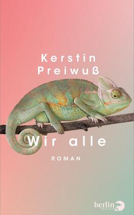 Das Buchcover zeigt ein ruhendes Chamäleon in grünen, türkis- und orangefarbenen Tönen, auf einem dünnen Ast liegend vor einem sanften Farbverlauf von Rosa links zu Mintgrün rechts. Oben steht der Autorenname Kerstin Preiwuß in weißen, großzügig gesetzten Großbuchstaben; der Titel Wir alle erscheint in weißer Typografie, darunter klein das Wort ROMAN. Die Stimmung wirkt ruhig, minimalistisch und leicht surreal.