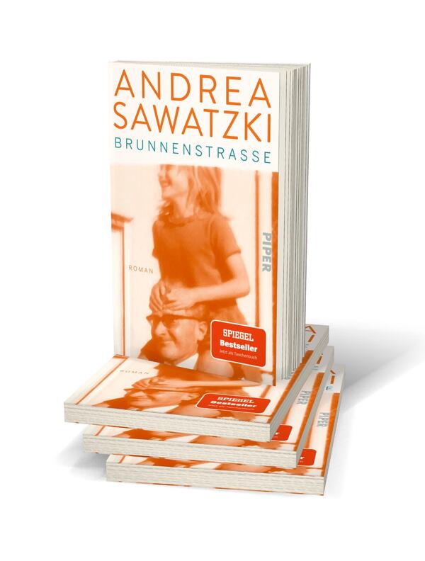 Bücherstapel des Buches „Brunnenstraße“