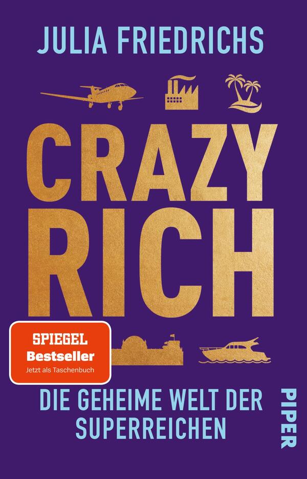 Das Buchcover zeigt einen lila Hintergrund. Darauf sind in großen, goldenen Buchstaben die Worte „CRAZY RICH“ abgebildet. Unterhalb steht in blauer Schrift der Untertitel „DIE GEHEIME WELT DER SUPERRREICHEN“. In der oberen Hälfte sind ikonische Symbole wie ein Flugzeug, ein Hochhaus und Palmen abgebildet. In der unteren linken Ecke befindet sich ein rotes Feld mit dem Text „SPIEGEL Bestseller“ und dem Hinweis „Jetzt als Taschenbuch“. Der Name der Autorin, Julia Friedrichs, steht prominent oben.
