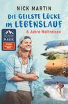 Das Buchcover zeigt einen lächelnden Mann mit langen Haaren, der in einem hellblauen Hemd vor einem Wasserhintergrund steht. Der Titel „Die geilste Lücke im Lebenslauf“ ist in einer dynamischen blauen Schrift oberhalb des Mannes platziert. Darunter steht „6 Jahre Weltreisen“ in einer stilvollen, roten Schrift. Im Hintergrund sind verschiedene Landschaften und Surf-Elemente angedeutet. Links befindet sich ein Button mit dem Text „30 Jahre MALIK – SPIEGEL Bestseller-Autor“.