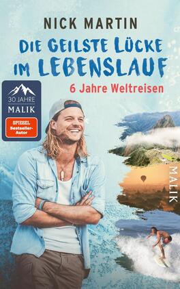 Das Buchcover zeigt einen lächelnden Mann mit langen Haaren, der in einem hellblauen Hemd vor einem Wasserhintergrund steht. Der Titel „Die geilste Lücke im Lebenslauf“ ist in einer dynamischen blauen Schrift oberhalb des Mannes platziert. Darunter steht „6 Jahre Weltreisen“ in einer stilvollen, roten Schrift. Im Hintergrund sind verschiedene Landschaften und Surf-Elemente angedeutet. Links befindet sich ein Button mit dem Text „30 Jahre MALIK – SPIEGEL Bestseller-Autor“.