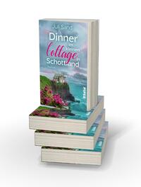 Bücherstapel des Buches „Dinner im kleinen Cottage in Schottland“