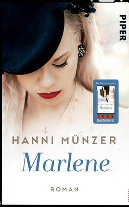 Das Buchcover zeigt eine Frau mit blonden, lockigen Haaren und einem schwarzen Hut. Sie blickt nach unten, was eine nachdenkliche Atmosphäre erzeugt. Die Farbgebung ist sanft, mit einem hellen Hintergrund und dezenten, pastelligen Tönen, die die Emotionen unterstreichen. Der Titel „Marlene“ und der Name der Autorin „Hanni Münzer“ sind in eleganten, geschwungenen Schriftarten in Gold und Blau dargestellt. Oben rechts befindet sich ein kleiner Button mit dem Text „Die Fortsetzung des Bestsellers Honigtod“.