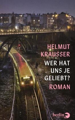 Das Buchcover zeigt eine nächtliche Stadtansicht mit einer Brücke, die über einen Gleisabschnitt führt. Ein Zug, beleuchtet von warmen Lichtern, fährt auf den Gleisen, während im Hintergrund Wohnhäuser im Dunkeln schemenhaft erkennbar sind. Der Titel „Wer hat uns je geliebt?“ und der Autor Helmut Krausser sind in großen, pinken Buchstaben rechts angeordnet. Der Untertitel „Roman“ steht darunter in kleinerer, weißer Schrift. Der Gesamteindruck ist melancholisch und urban.