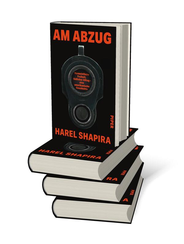 Bücherstapel des Buches „Am Abzug“